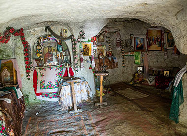 Печера в бакотському монастирі