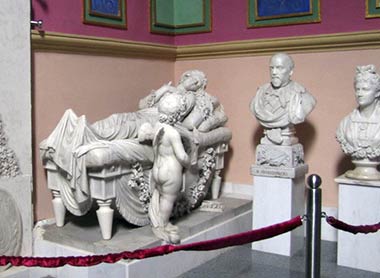 Скульптура Лауры в кафедральном костеле