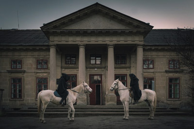 Зустріч масонів на конях біля палацу Орловських